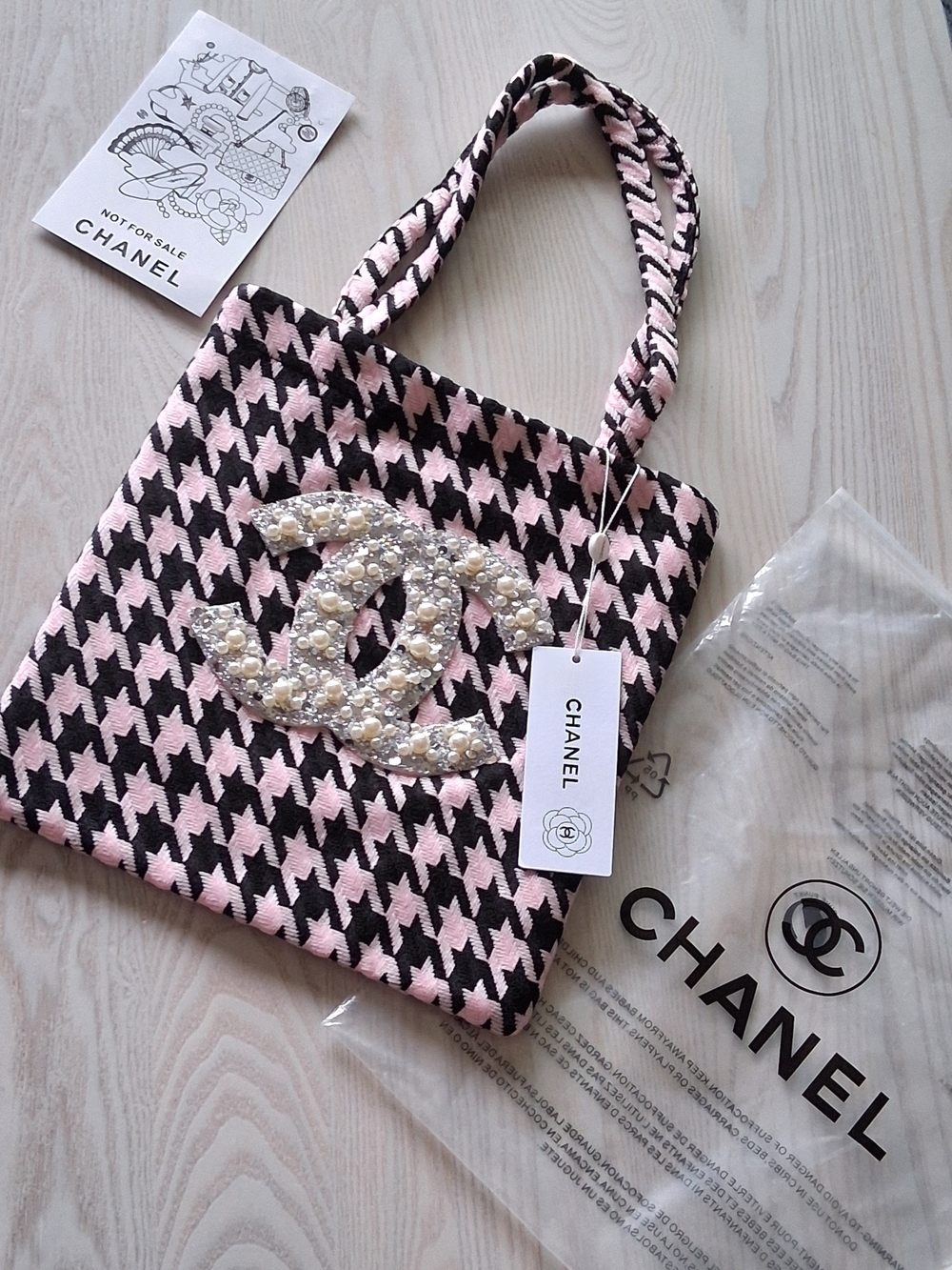 Chanel GWP Pink & Black Houndstooth Tote with Pearl CC Logo - Picture 3 of 13